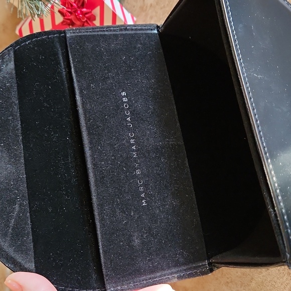 Marc by Marc Jacobs black hard shell eyeglass/sunglasses holder - Picture 7 of 11